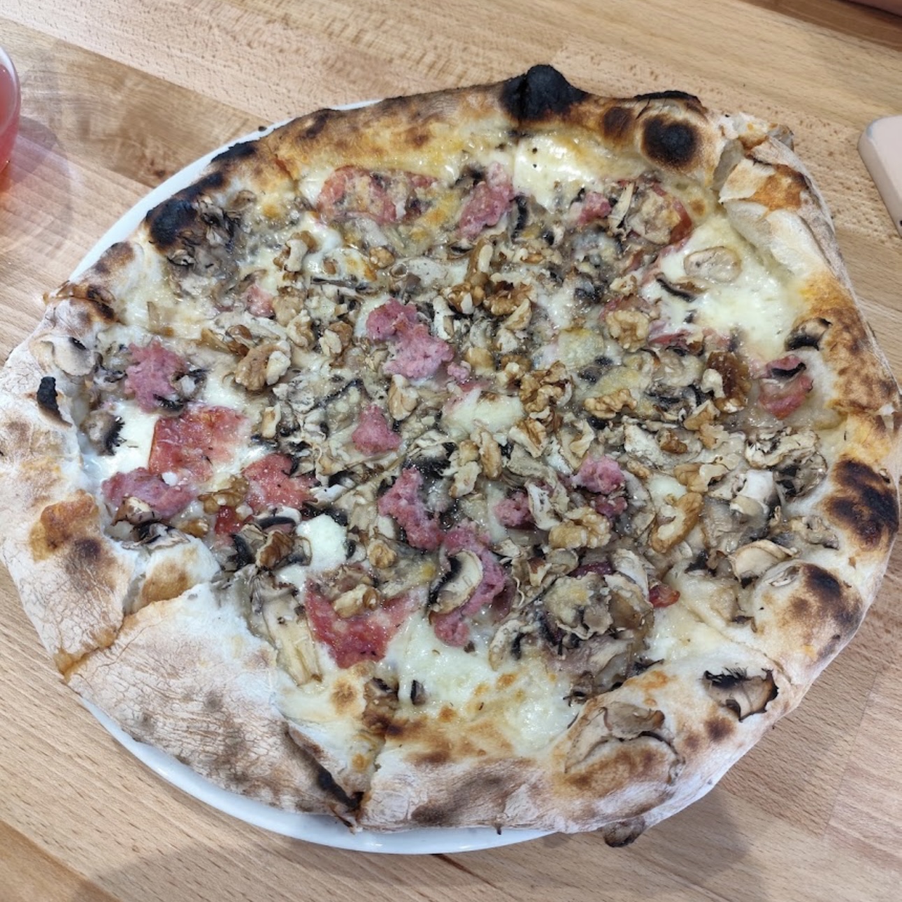 Pizza z grzybami i orzechami